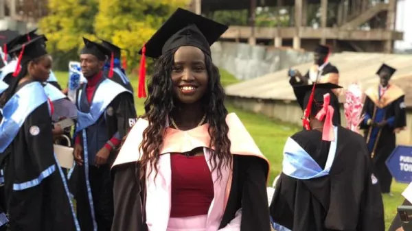 Universitätsabschluss Hoffnungsträgerin Afrika Krankenpflege