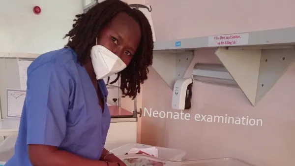 Claire versorgt ein Baby medizinisch in Afrika