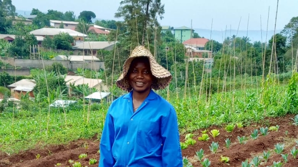 Junge Frau baut in Afrika Gemüse an